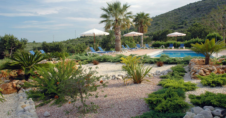 El jardín y la piscina