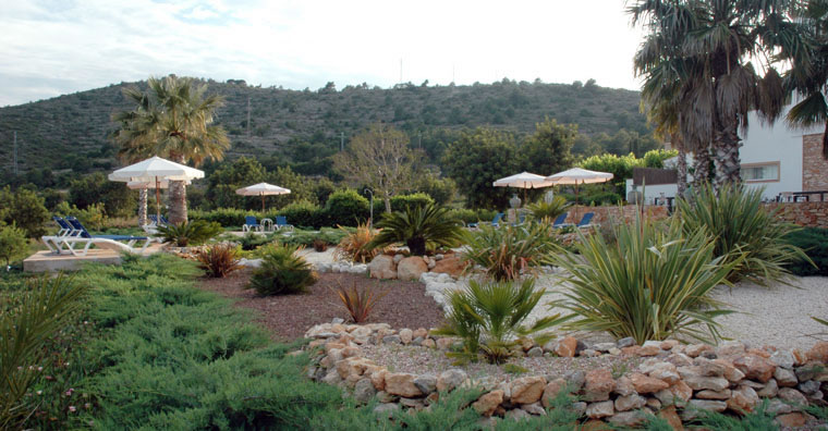 Jardín mediterráneo con las montañas del Montsià