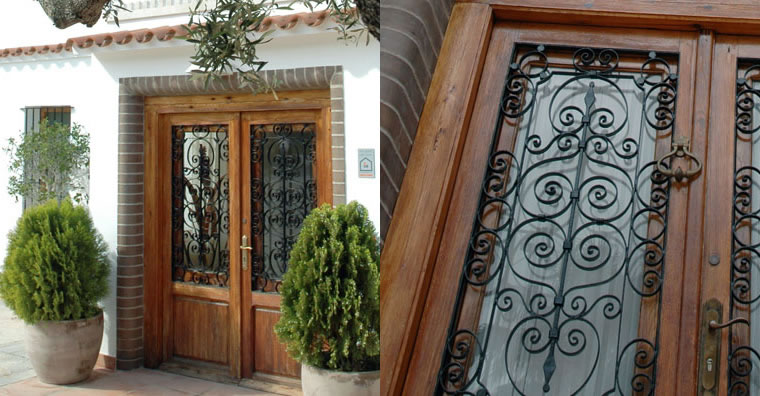 Puerta de entrada con forja artesanal
