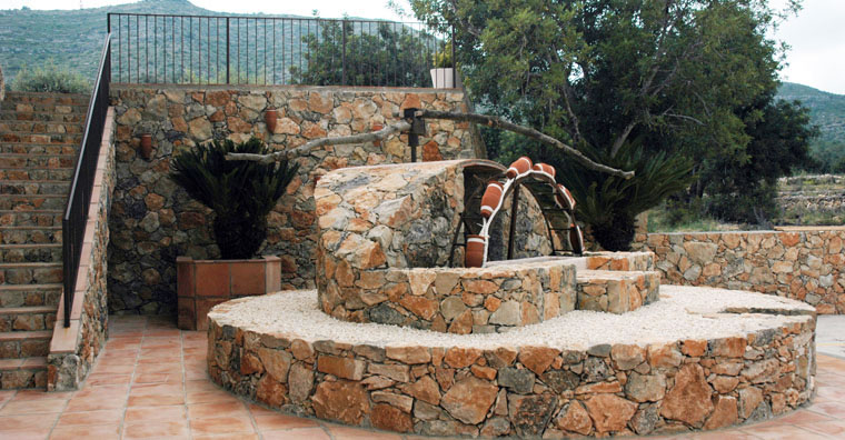 La sínia de piedra del jardín