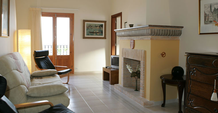 Salón con chimenea