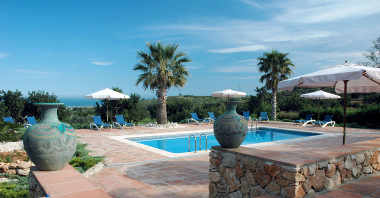 Piscina con vistas al mar