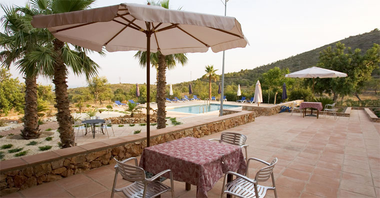 Mesa en la terraza junto a la piscina